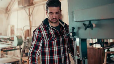 Artisan au travail dans son atelier